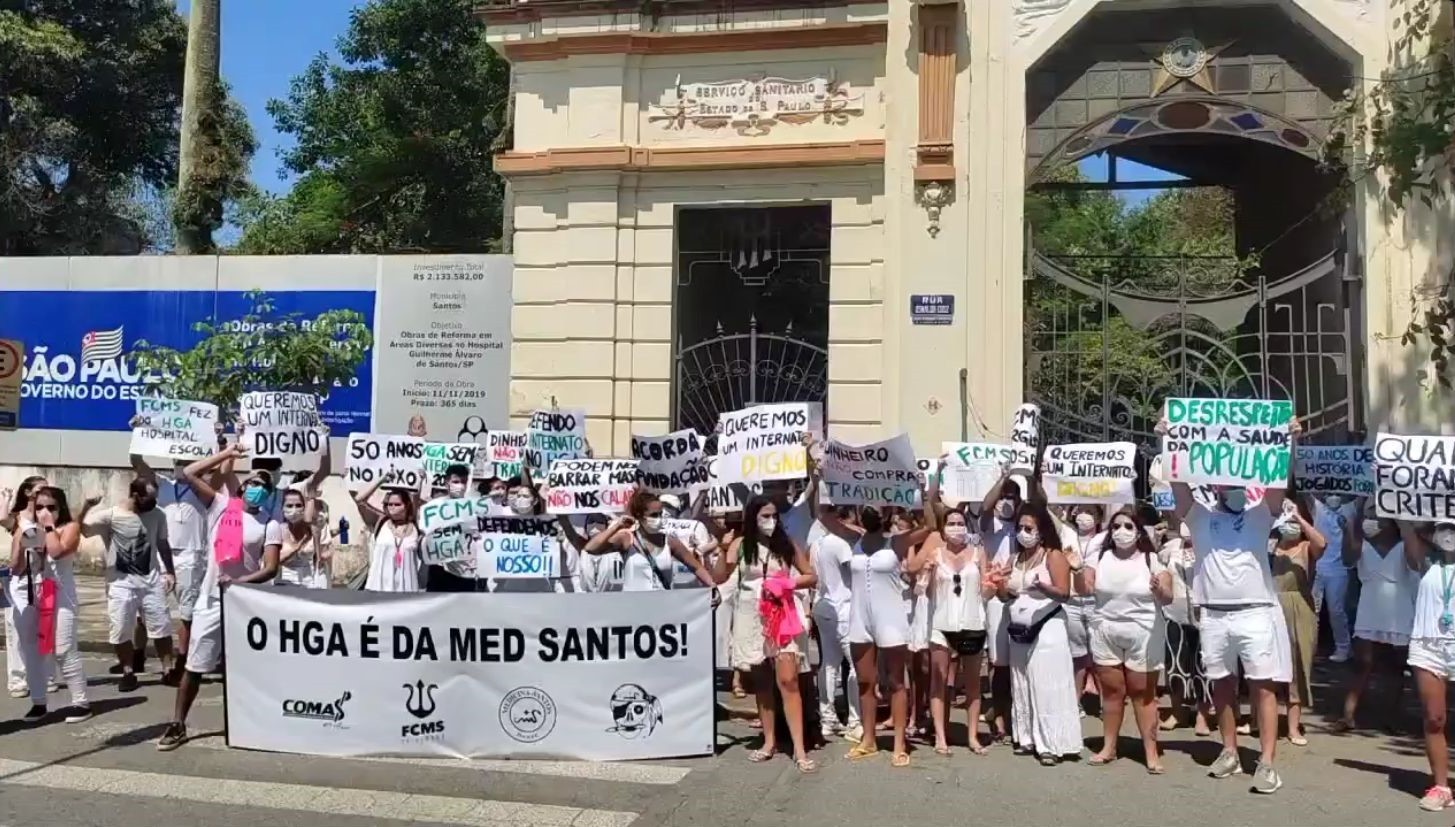 Estudantes de medicina protestam contra ruptura de vínculo com hospital de Santos