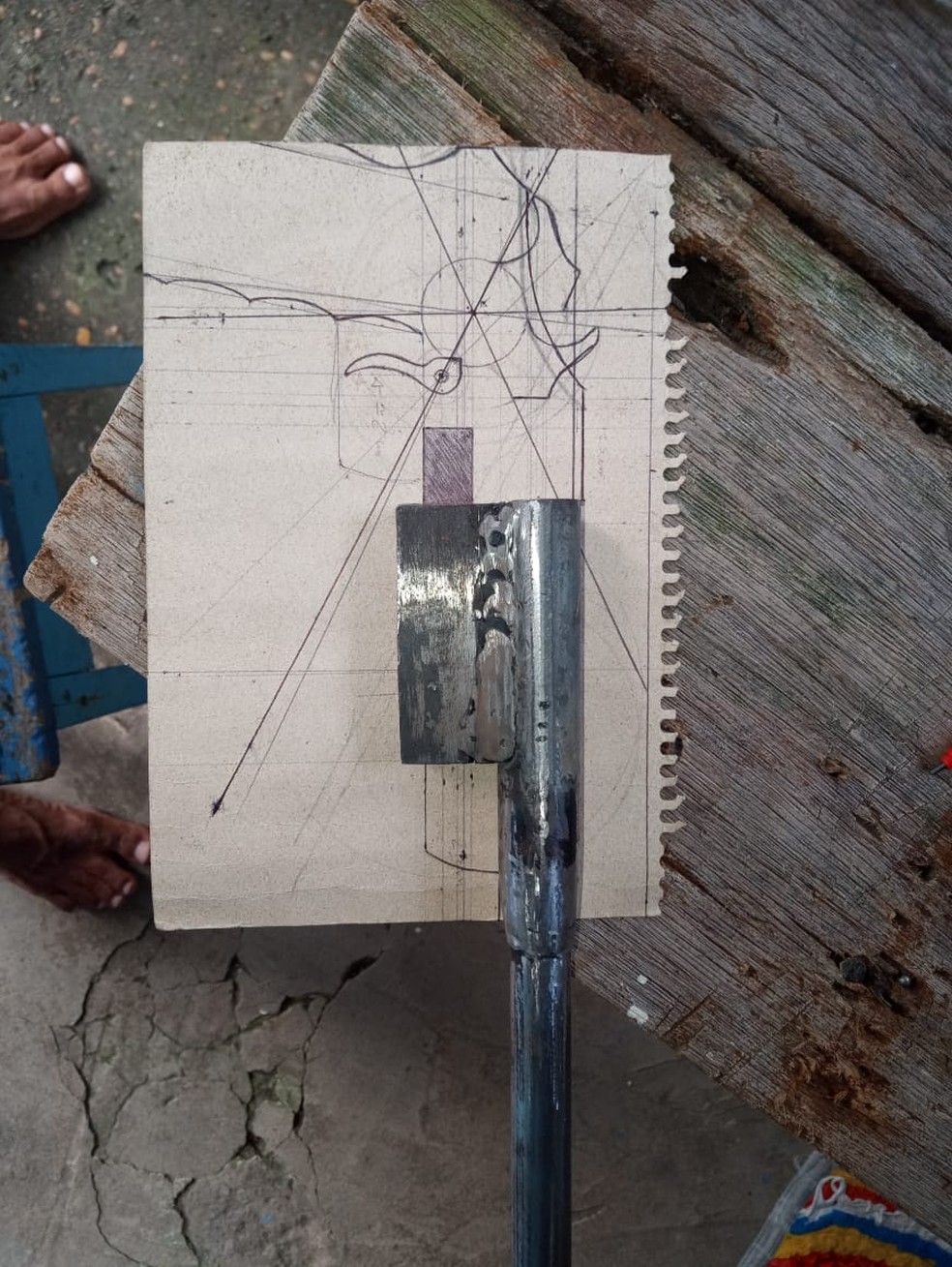 Com ele, foram apreendidos diversos objetos como arma caseira, munição e canos de metal diversos, cortados e moldados para fabricação de armas caseiras de diversos calibres. — Foto: Polícia Militar