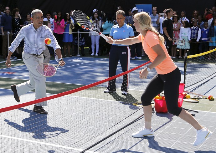 Obama joga tênis com Caroline Wozniacki (Foto: Reuters)