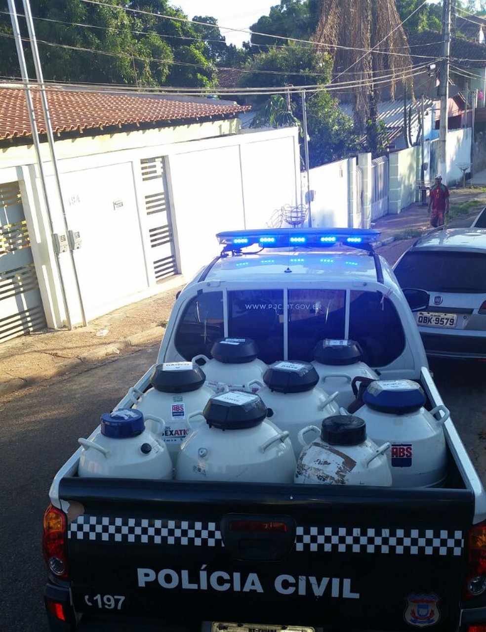 Botijões de sêmens e embriões bovinos foram apreendidos e devolvidos à empresa (Foto: Polícia Civil de MT)