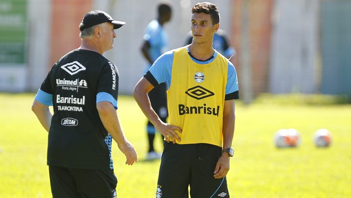 Xodó de Felipão, Araújo supera luta na roçapara ganhar lugar no Grêmio
