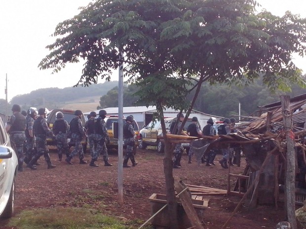 Policiais militares e federais cumprem mandados de prisão no Norte do RS (Foto: Fabio Lehmen/RBS TV)
