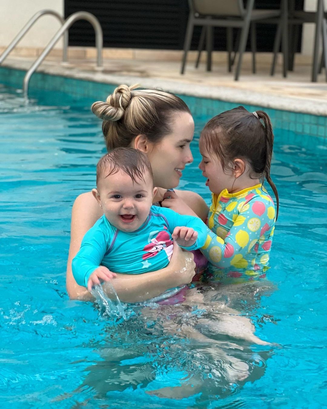Thaeme compartilhou primeira vez da filha caçula na piscina com seguidores (Foto: Reprodução/Instagram)