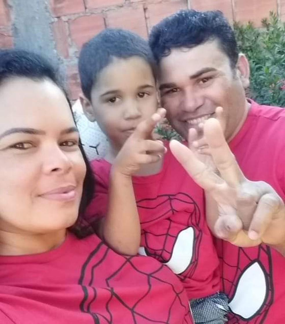 Daniel Augusto Costa morreu no acidente; foto foi tirada ontem com o pai e a madrasta, feridos no acidente — Foto: Arquivo pessoal