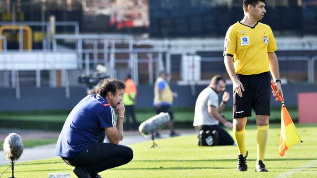 Técnico Cuca na partida deste domingo