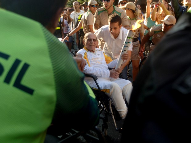 O cirurgião Ivo Pitanguy conduziu a tocha olímpica no Rio na sexta-feira (5) (Foto: Alessandro Buzas/Futura Press/Estadão Conteúdo)