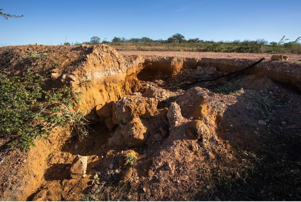 Grandes empreendimentos, como a construção de estradas e canais de irrigação, também podem provocar desertificação. — Foto: Celso Tavares/G1