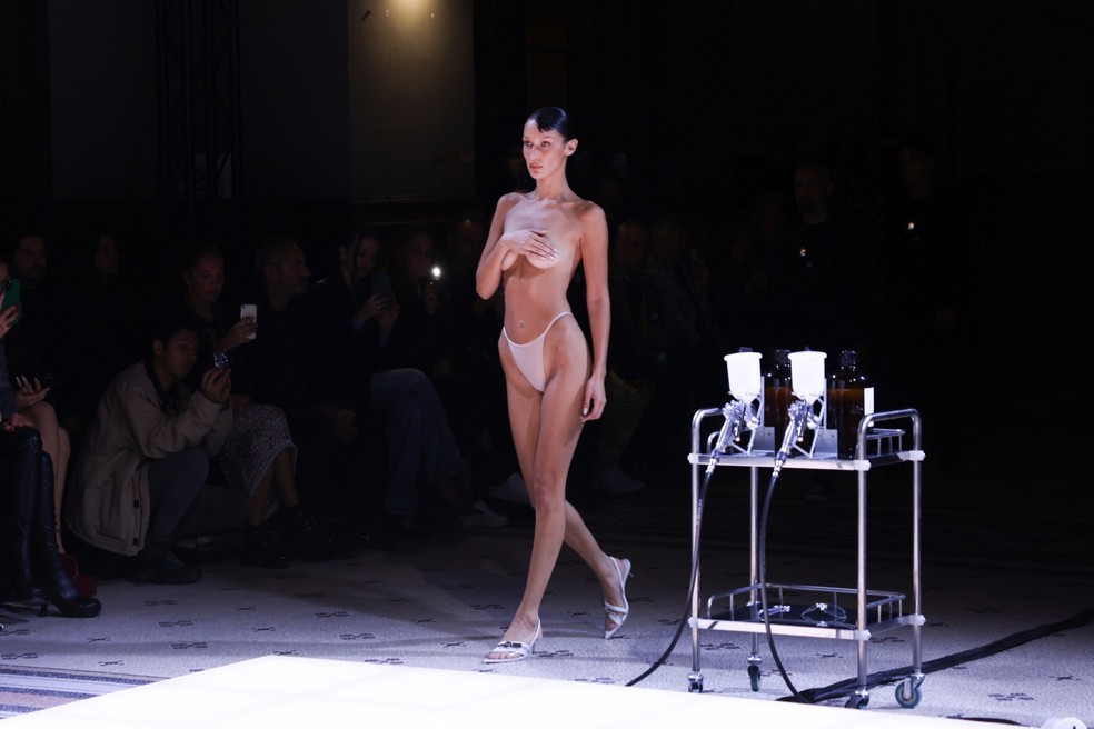 Bella Hadid chamou atenção pela magreza extrema na apresentação da Coperni na Paris Fashion Week — Foto: Getty Images
