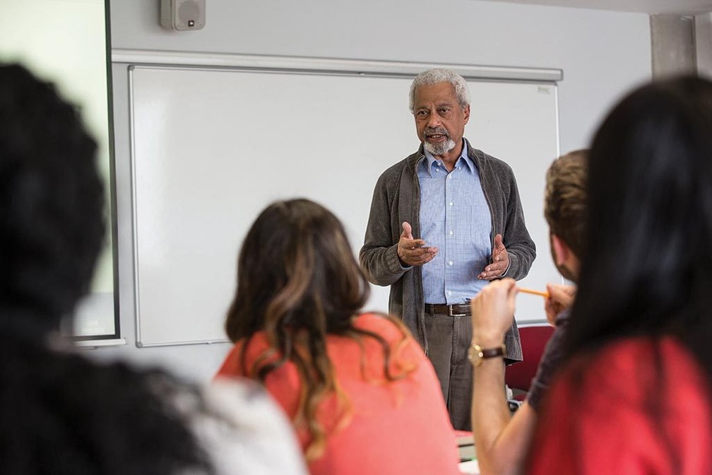 Abdulrazak Gurnah dando aulas na Universidade de Kent — Foto: Universidade de Kent