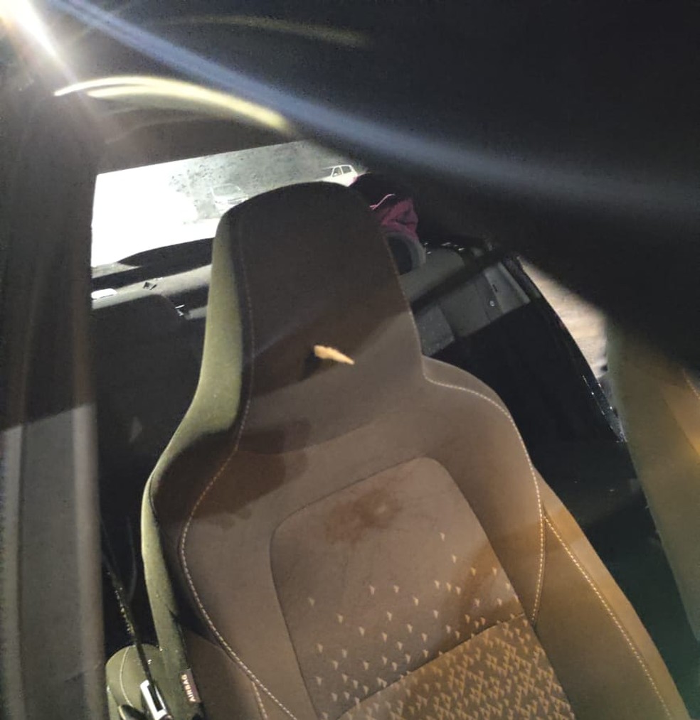 Um dos tiros disparados atingiu o banco - tentativa de assalto na estrada do aeroporto — Foto: Divulgação