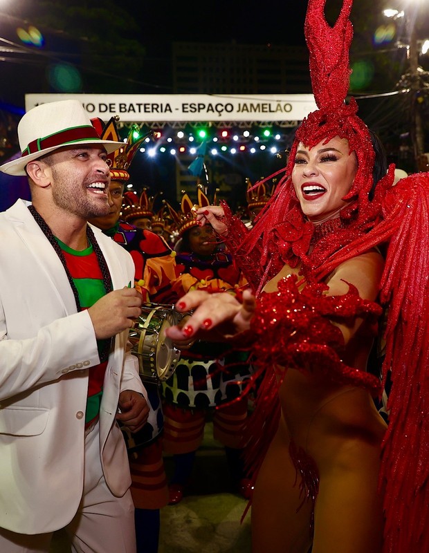 Diogo Nogueira e Paolla Oliveira no dessfile da Grande Rio no Carnaval 2022 (Foto: Manuela Scarpa/Brazil News)