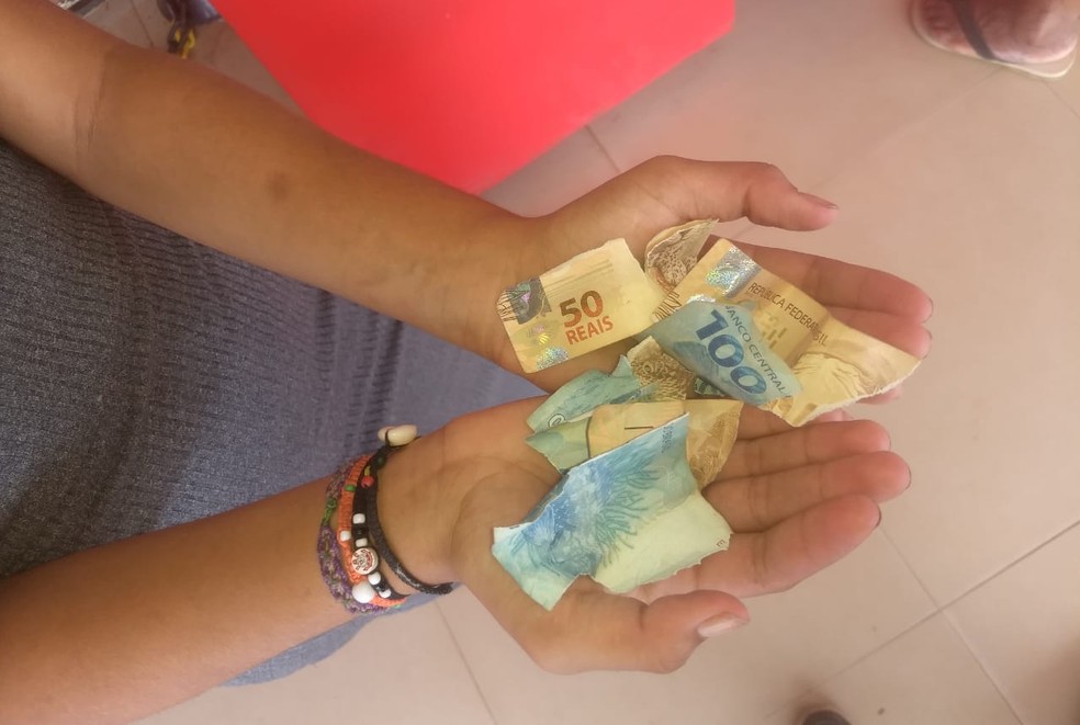 Cédulas rasgadas por caixa eletrônico no DF — Foto: Arquivo pessoal