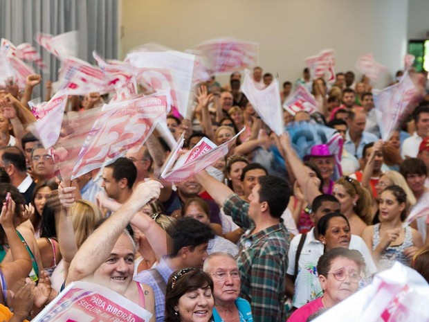 Dárcy Vera vibra em meio aos eleitores em Ribeirão Preto, SP (Foto: Érico Andrade/G1)