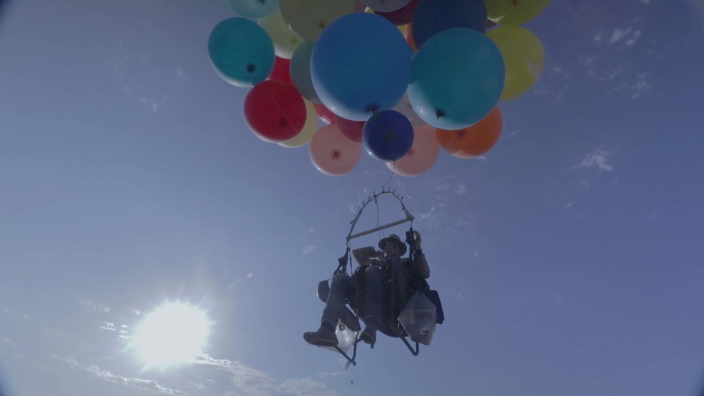 Ele foi suspenso por 100 balões de hélio (Foto: Reprodução/BBC)