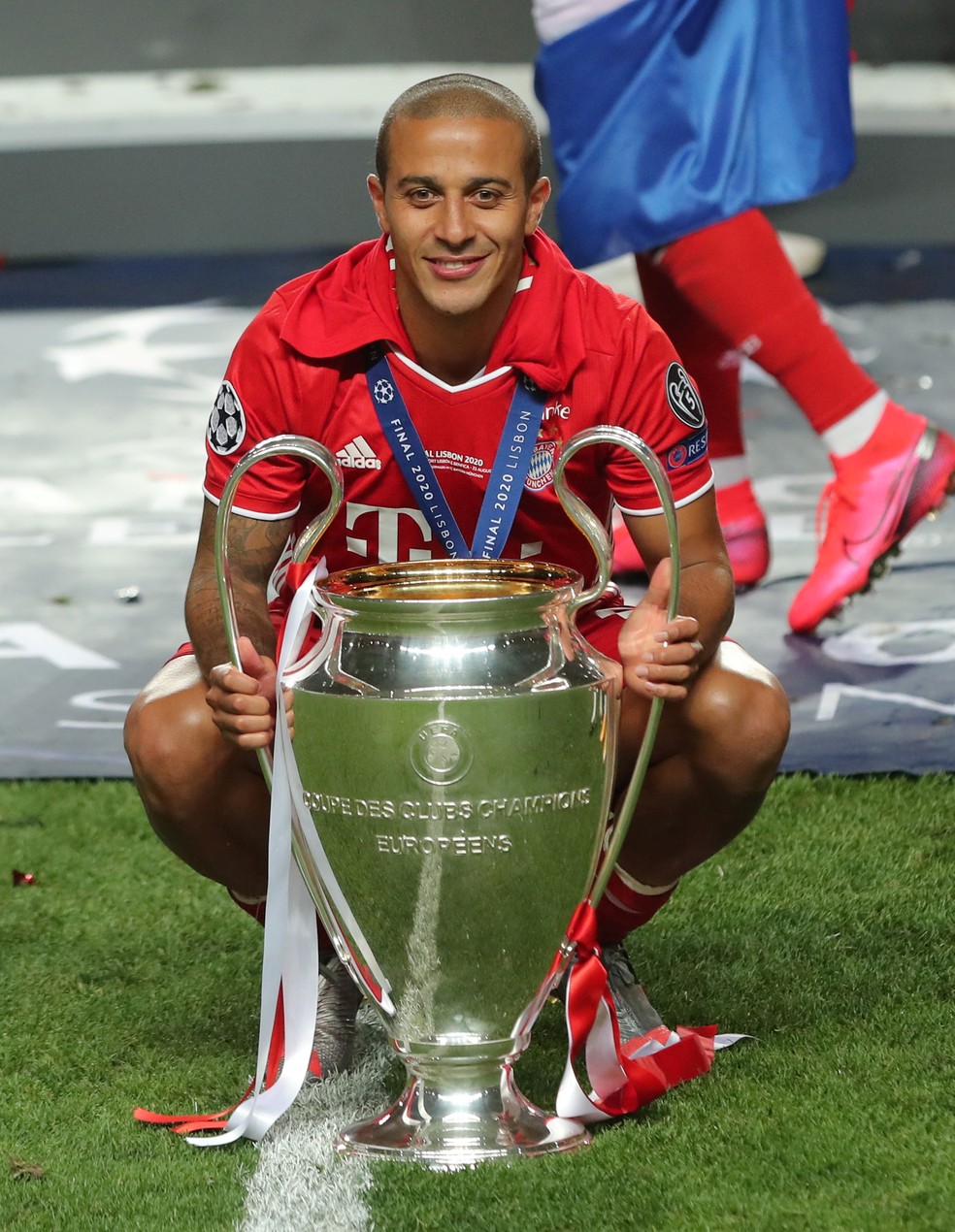 Thiago Alcântara com o troféu da Liga dos Campeões conquistado pelo Bayern de Munique — Foto:  Miguel A. Lopes/Pool via REUTERS