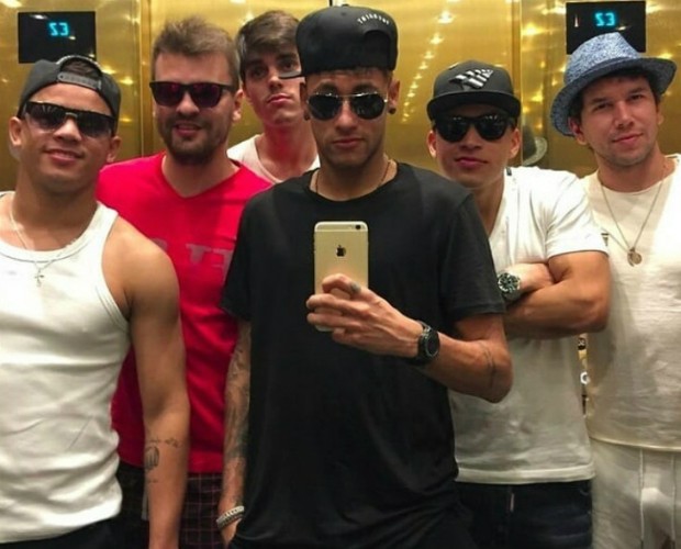 Neymar e seus 'parças' (Foto: Reprodução / Instagram)