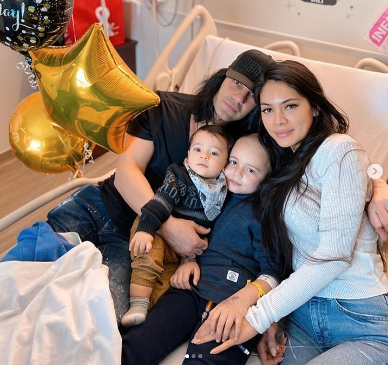 Criss Angel com a esposa Shaunyl Benson e os filhos Johnny Crisstopher e Xristos Yanni  (Foto: Instagram)