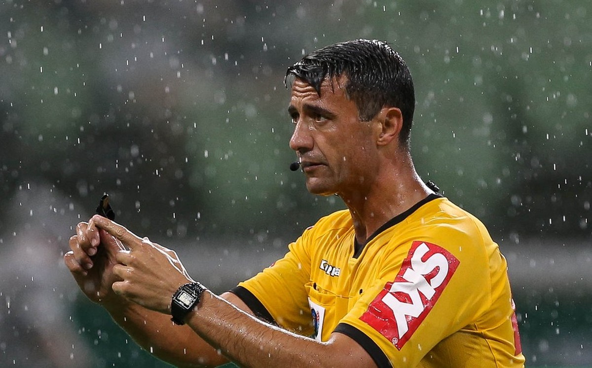 Cartola 2022 Gato Mestre mostra ranking de árbitros por faltas, cartões e pênaltis no