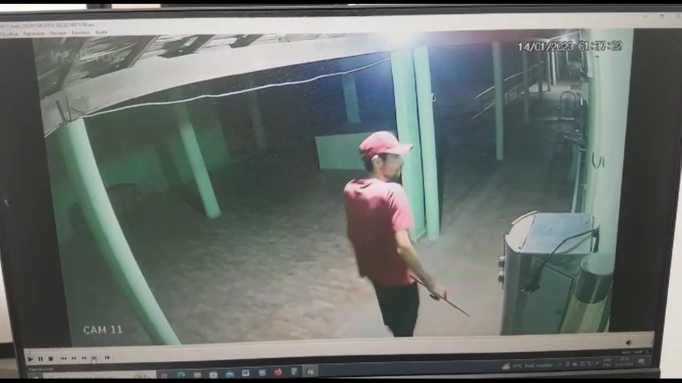 Imagens de câmera de segurança mostra o homem de 31 anos suspeito de estuprar idosas dentro de abrigo em Uiraúna — Foto: Divulgação/Polícia Civil