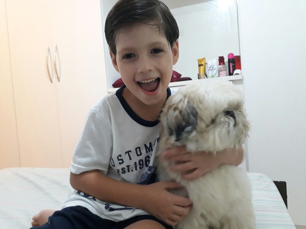 Pietro, de 5 anos, com o shih-tzu Teo (Foto: Felipe Modesto/TV TEM)