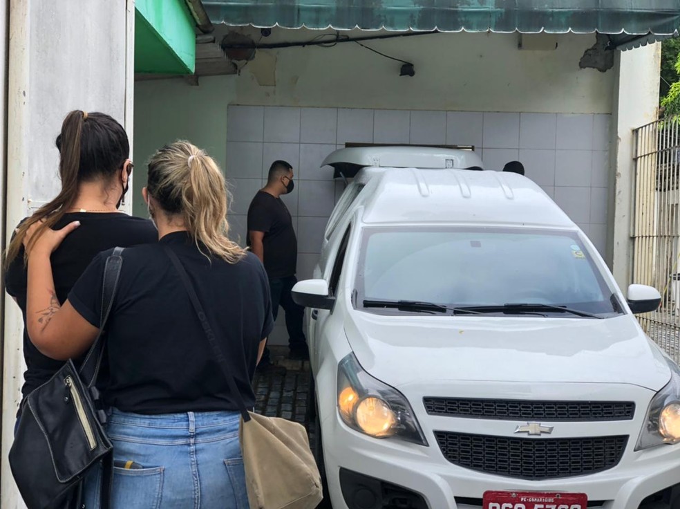 Parentes de mulher assassinada e carbonizada em apartamento no Recife foram até o IML — Foto: Augusto César/TV Globo