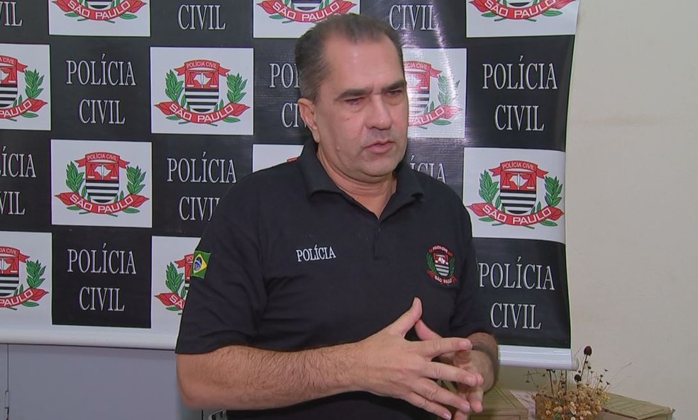 Estudante de engenharia suspeito de vender remédios falsos na internet é preso em Lençóis Paulista, delegado Cláudio Massa — Foto: TV TEM/Reprodução