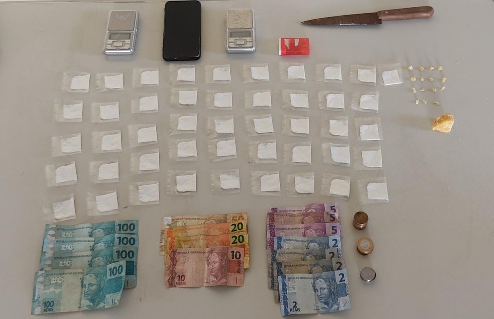 As drogas foram encontradas dentro de uma casa abandonada em Avaré (SP). — Foto: Polícia Militar/Divulgação