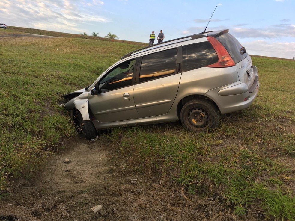 Segundo a polícia, o motorista ignorou a ordem de parada, fugiu pela contramão e caiu em uma valeta — Foto: Polícia Militar Rodoviária/Divulgação