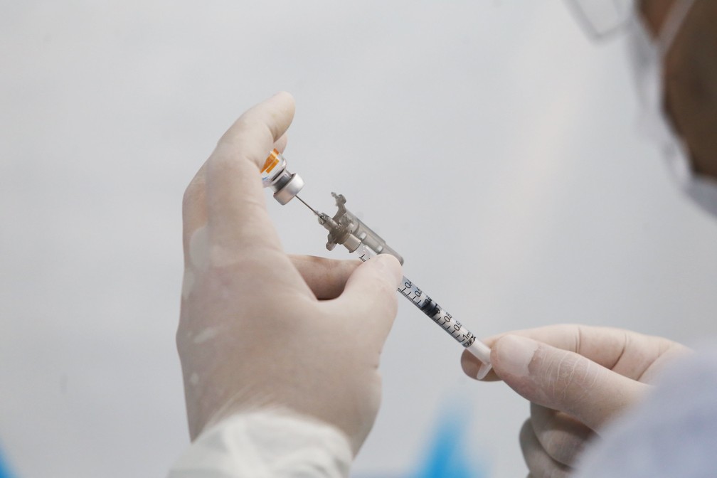Profissional prepara aplicação da dose da Coronavac na rede pública de Campinas (SP) — Foto: Adriano Rosa