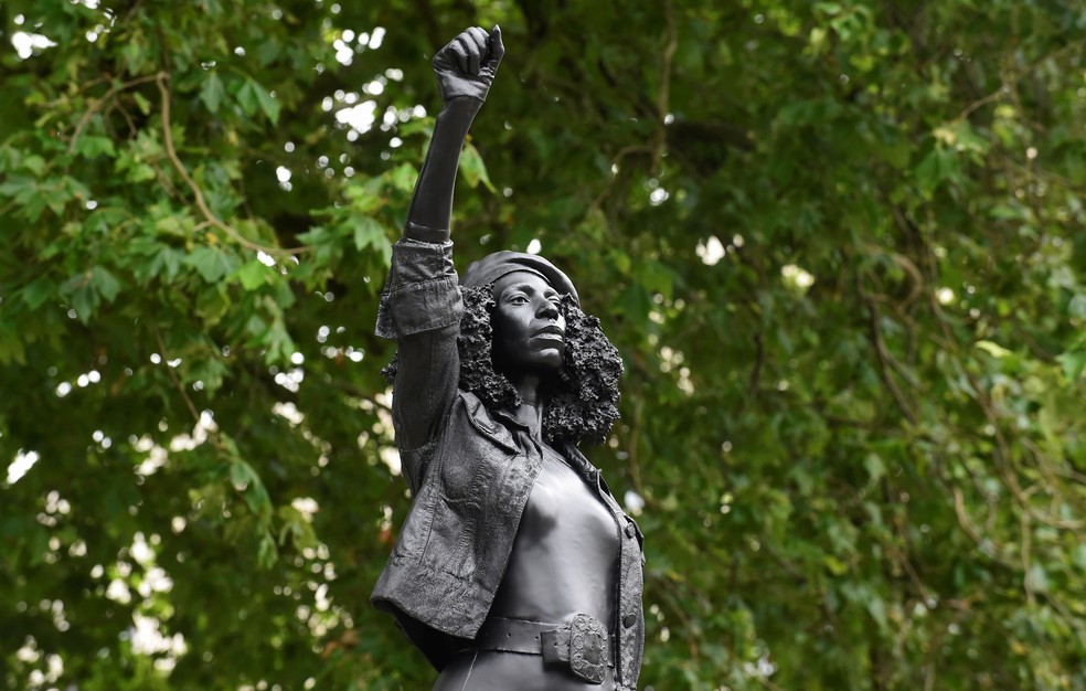 A estátua de um manifestante do movimento Black Lives Matter (Vidas Negras Importam) no local ocupado anteriormente pela estátua do comerciante de escravos Edward Colston em Bristol, na Inglaterra, nesta quarta-feira (15) — Foto: Rebecca Naden/Reuters