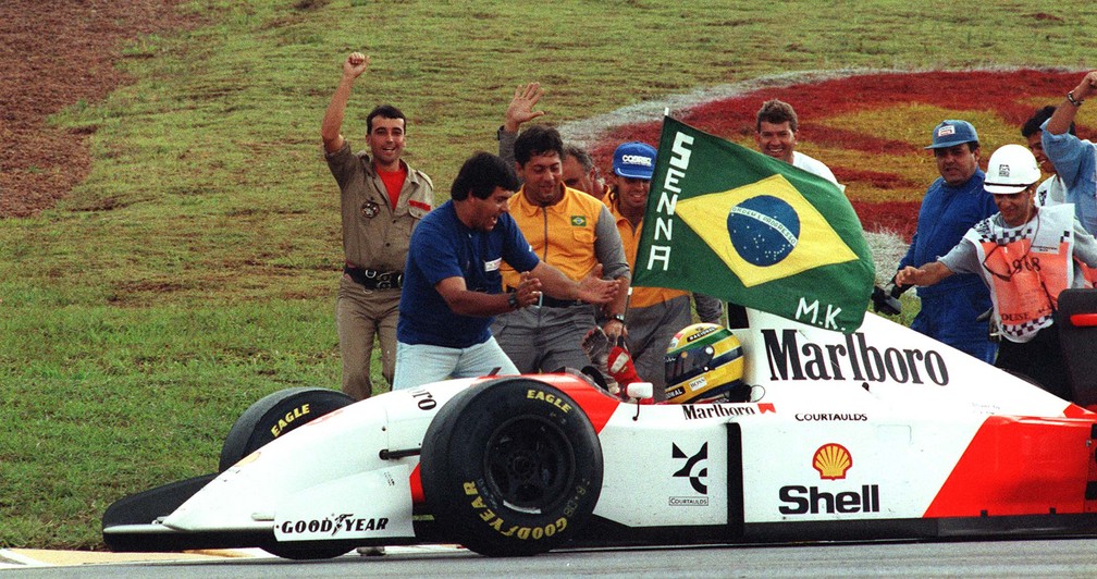 Ayrton Senna venceu o GP Brasil de 1993 e comemorou com a bandeira brasileira na pista — Foto: Edu Garcia / Ag. Estado