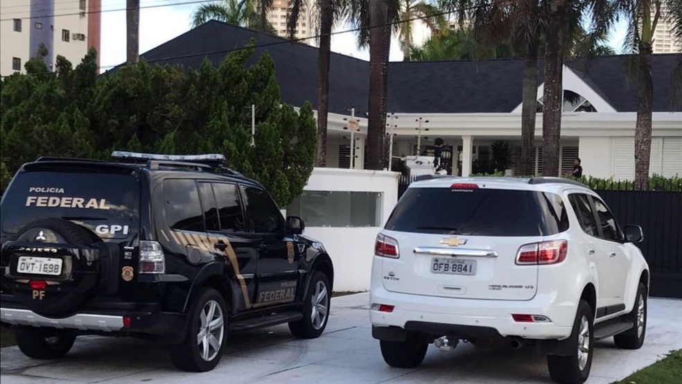 Policiais federais cumpriram mandado de busca na casa de Roberto Santiago, em JoÃ£o Pessoa (Foto: PlÃ­nio AlmeidÃ£o/TV Cabo Branco)