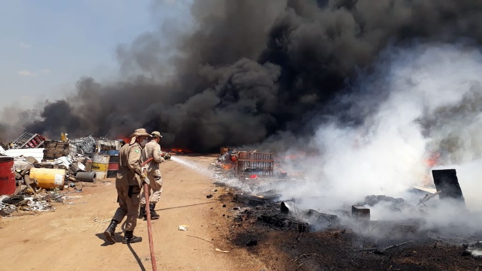 Incêndio atingiu depósito na BR-222 — Foto: Divulgação/Corpo de Bombeiros