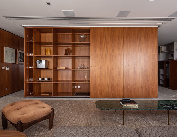Marcenaria inteligente é protagonista deste apartamento de 251 m² (Foto: Pedro Kok )