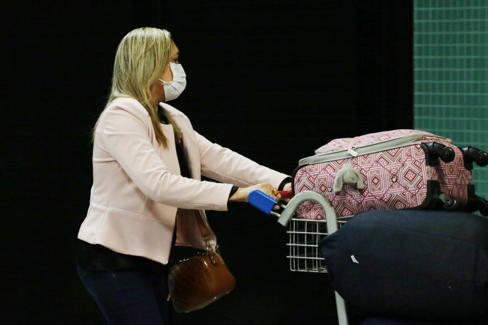 Passageiros vindos de São Paulo, desembarcam usando máscaras de proteção para evitar a Pandemia de Covid-19, no Aeroporto Internacional Eduardo Gomes em Manaus (AM) — Foto: EDMAR BARROS/FUTURA PRESS/FUTURA PRESS/ESTADÃO CONTEÚDO