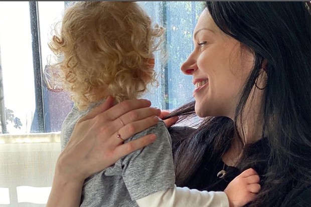 Laura Prepon com a filha Ella (Foto: Reprodução/Instagram)