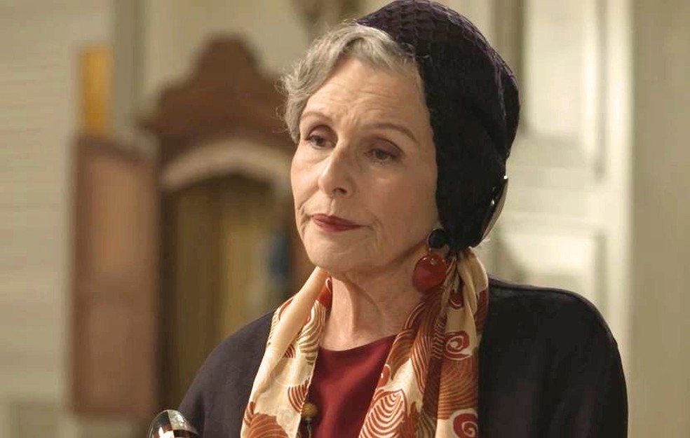 Hildegard (Irene Ravache) desconfia das verdadeiras intenções de Otávio (Patrick Sampaio), em 'Espelho da Vida' — Foto: TVGLOBO