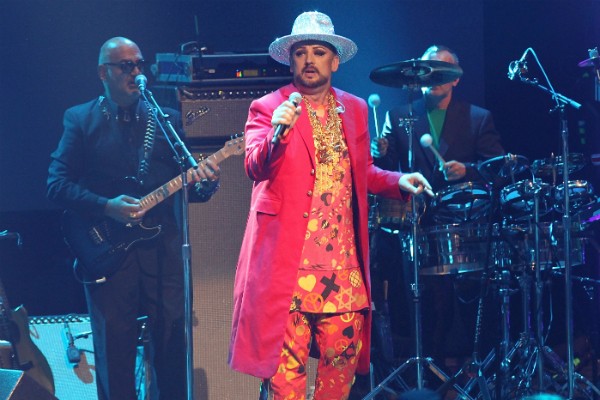 O cantor Boy George em apresentação recente em Nova York (Foto: Getty Images)