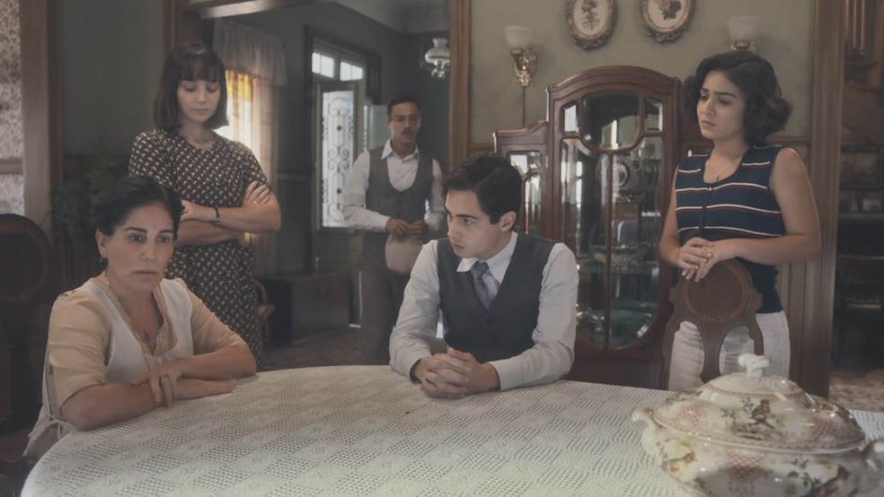 Lola (Gloria Pires) conversa com os filhos e com Clotilde (Simone Spoladore) e decide mentir para Júlio (Antonio Calloni) — Foto: Globo