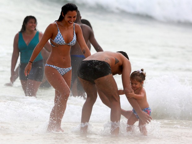 Yanna Lavigne curtindo Praia da Barra da Tijuca com Madalena (Foto: Dilson Silva/Agnews) Yanna Lavigne curtindo Praia da Barra da Tijuca com Madalena (Foto: Dilson Silva/Agnews)