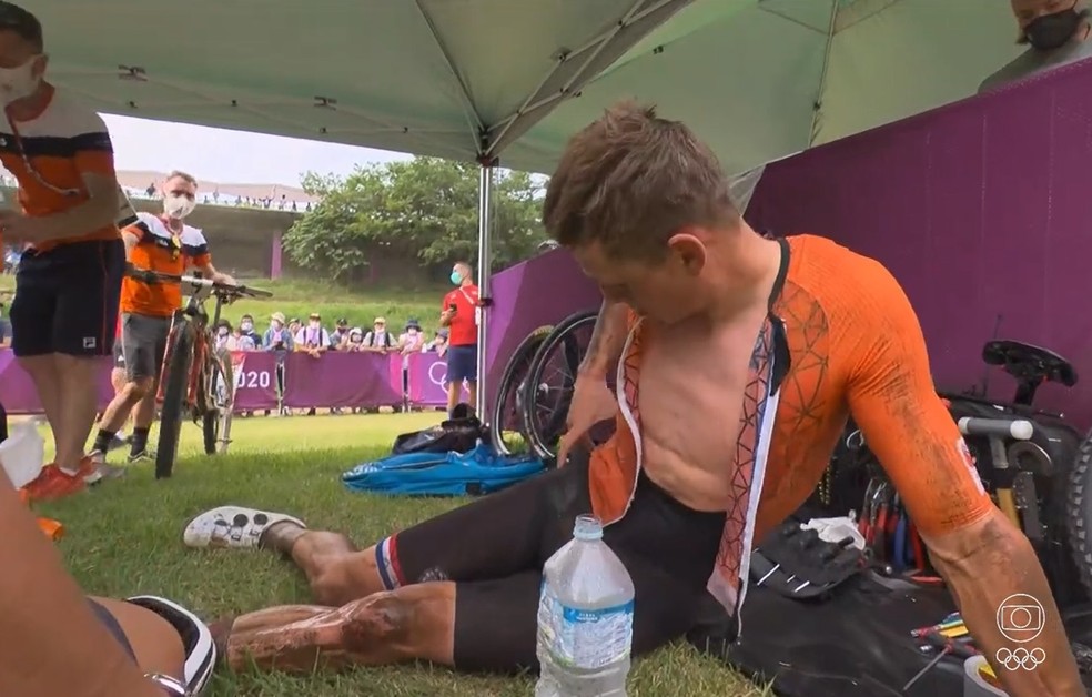 Mathieu van der Poel cai na prova de ciclismo — Foto: Reprodução/Globo