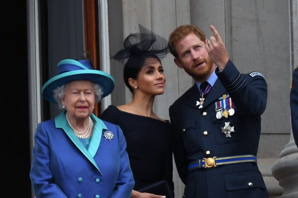 A Rainha Elizabeth, Meghan Markle e o príncipe Harry (Foto: Getty)
