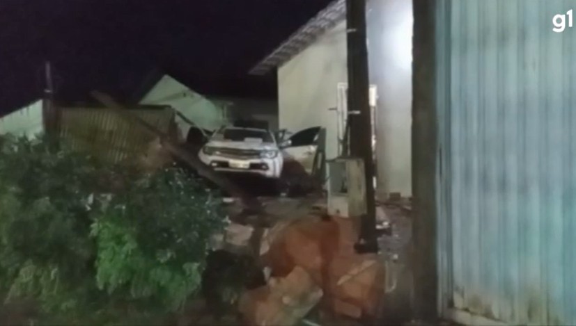 Motorista perde controle de caminhonete e derruba muro de casa em Araguaína