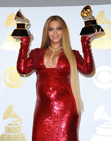 Beyoncé arremata look by Peter Dundas com colar de R$ 38 milhões no Grammy  (Foto: Divulgação)