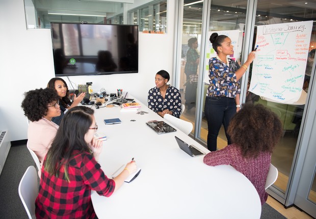 Promover mulheres à liderança ainda é desafio para empresas (Foto: Pexels)