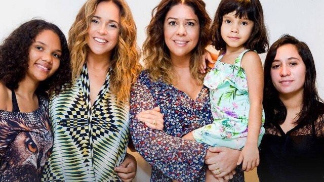 Daniela Mercury e Malu Verçosa entre as filhas Márcia, Alice e Ana Isabel (Foto: Reprodução/Instagram)