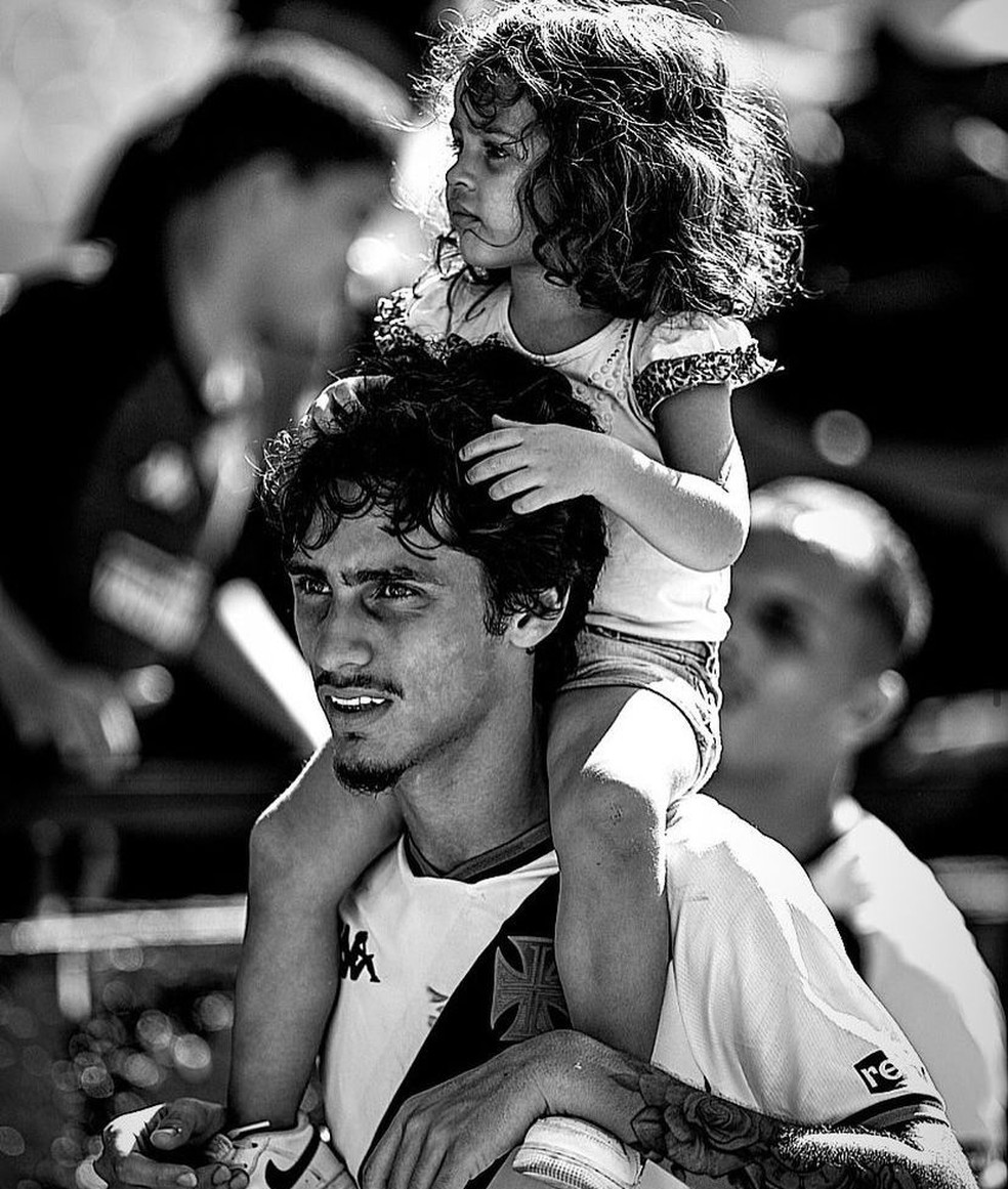 Marlon Gomes, do Vasco, com a filha. Jogador foi pai aos 15 anos — Foto: Reprodução
