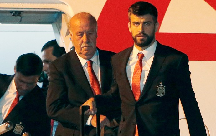 Pique e Del Bosque no desembarque da Espanha (Foto: Reuters)