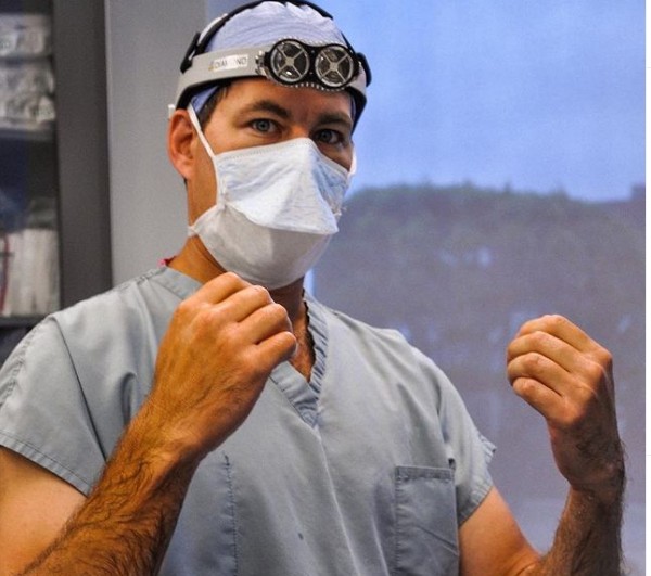 O cirurgião plástico Jason B. Diamond, médico de famosas como Kim Kardashian, Chrissy Teigen e Hilary Duff (Foto: Instagram)