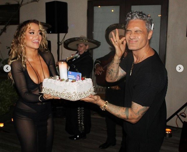A cantora Rita Ora na festa de aniversário do namorado, o cineasta Taika Waititi (Foto: Instagram)